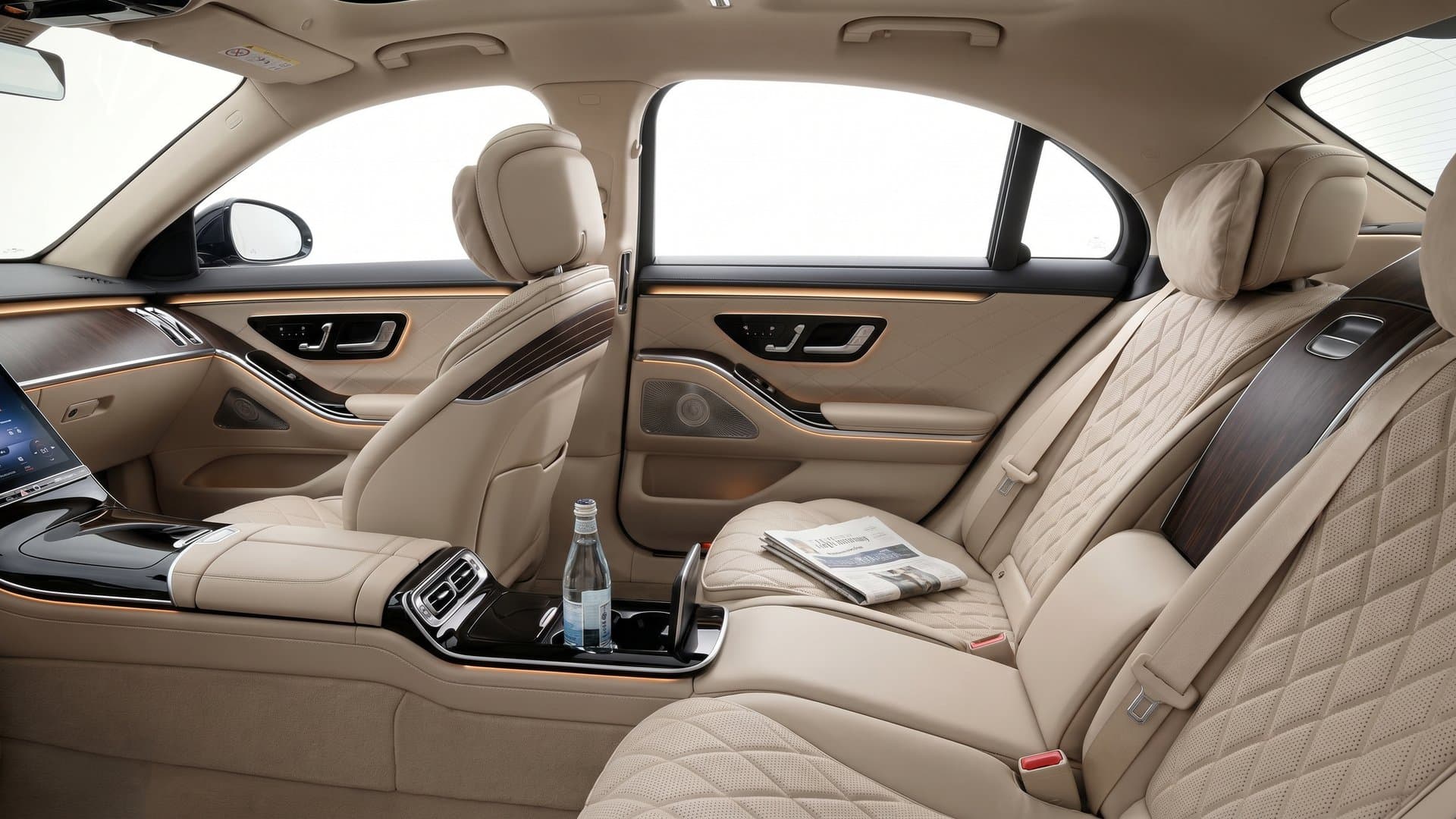 Intérieur cuir beige raffiné d'une Mercedes Classe S avec eau et journal