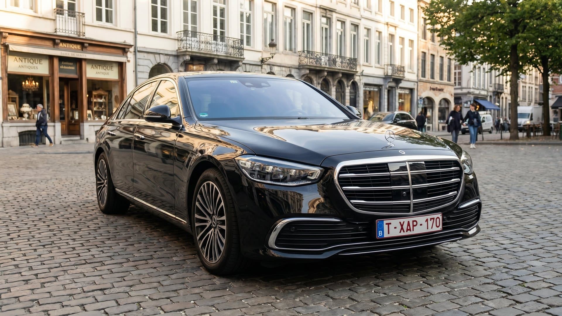 Mercedes Classe S noire stationnée sur les pavés de la Place du Grand Sablon à Bruxelles